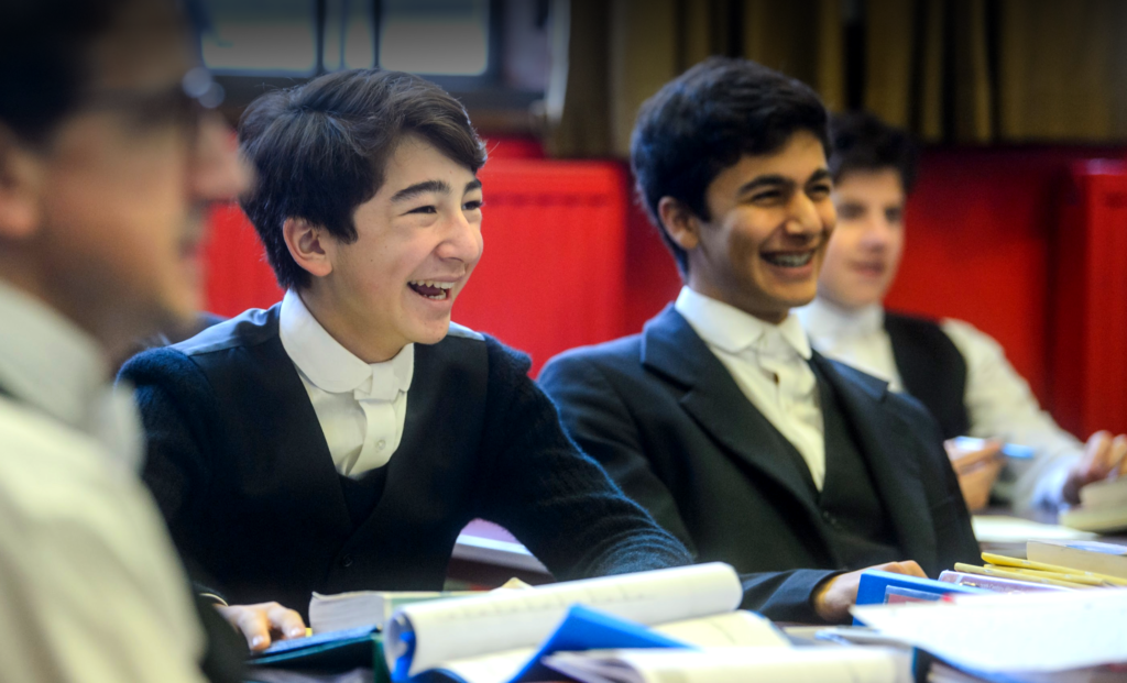英国私立男校伊顿公学坐落在温莎小镇，与女王钟爱的温莎宫隔泰晤士河相望。